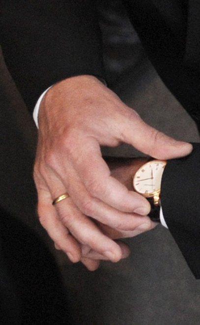 «Scusi, cerchiamo lavoro» Ma in due provano a portargli via l’orologio 