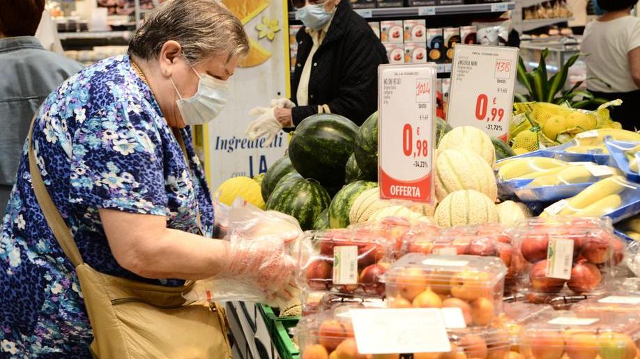 Commercio online, negozianti promossi Web e consegne a casa salveranno i “piccoli”