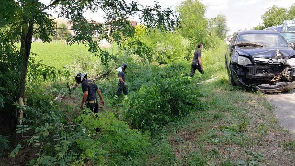 Sbanda in auto, esce di strada e finisce nella scarpata