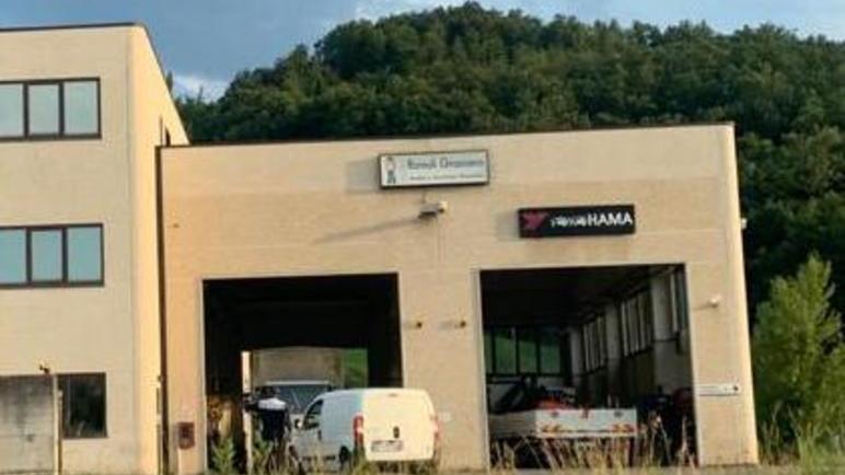 Esplode uno pneumatico Resta ferito un operaio al lavoro dal gommista