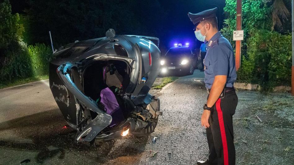 Cappotta e va contro un palo Paura per due ragazzi