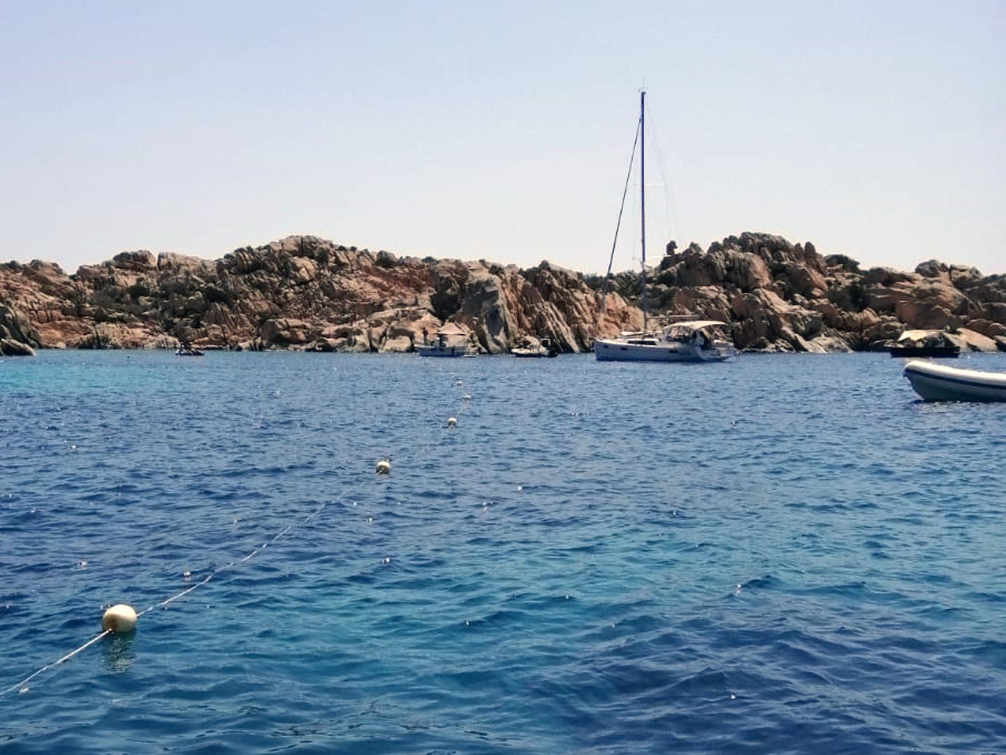 Vandali a Cala Coticcio tranciato un cavo per la sicurezza in mare