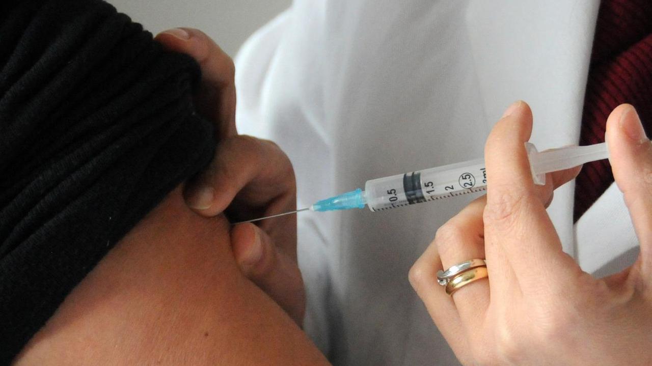 Ambulatorio per le vaccinazioni, c’è la soluzione: resta in paese