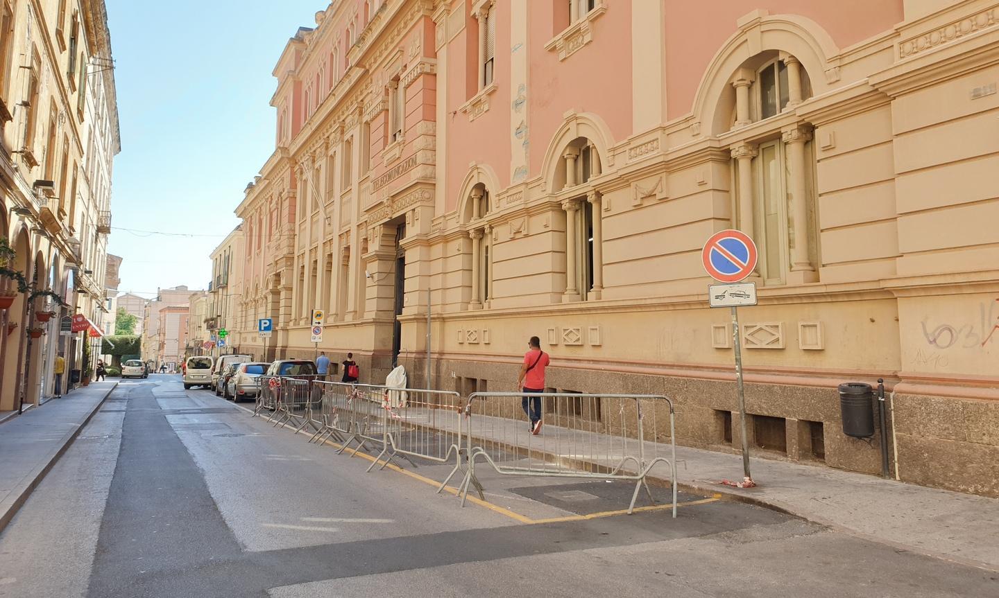 Via Brigata Sassari, sosta vietata e marciapiede raddoppiato