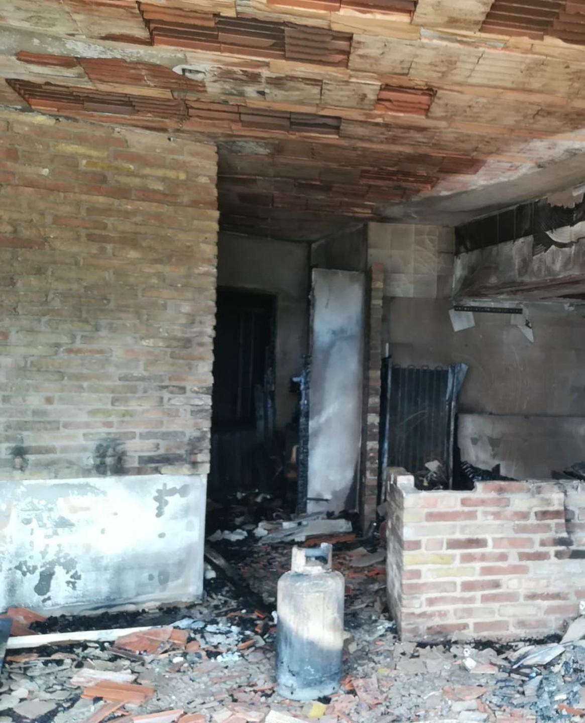 Incendio nella notte: casa distrutta a Lu Bagnu 