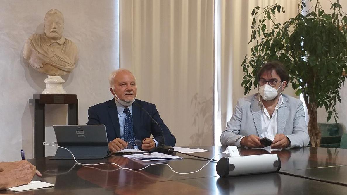 Il presidente dell’Authority Stefano Corsini e, a destra, il numero due Massimo Provinciali