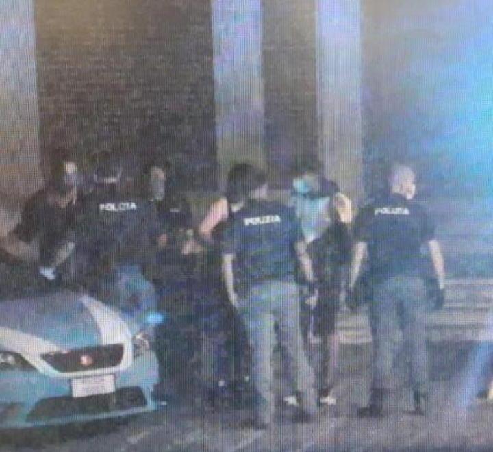 L’intervento della polizia la notte del 21 giugno dopo l’accoltellamento in piazza dei Cavalieri