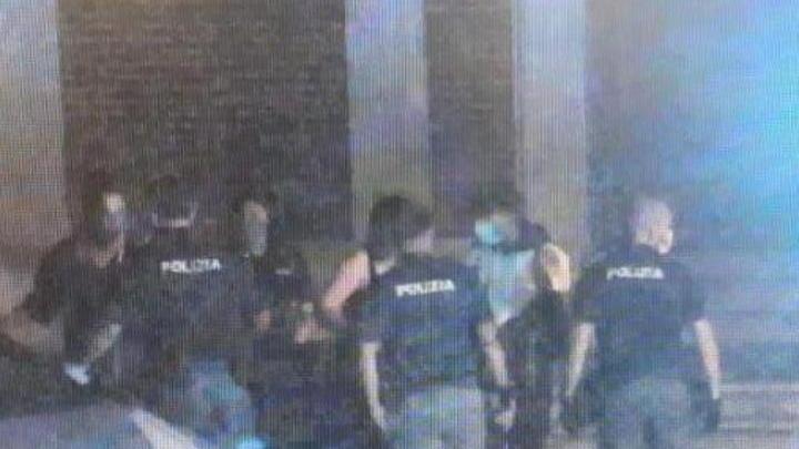 L’intervento della polizia la notte del 21 giugno dopo l’accoltellamento in piazza dei Cavalieri