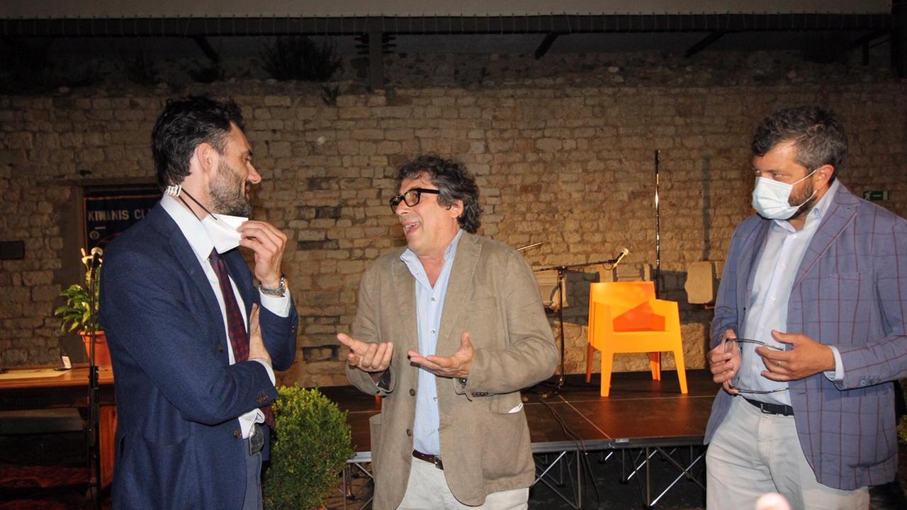 Sandro Veronesi col sindaco Matteo Biffoni e l'assessore Simone Mangani (foto Batavia)