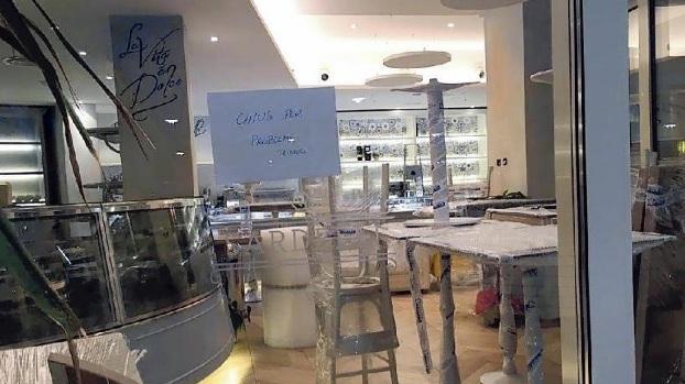 Il cartello che indica la chiusura di “Sardelli”