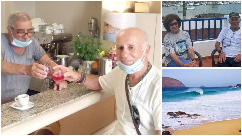 Enzo Valencich, a destra, brinda con l’amico barista Arcangelo Serena per festeggiare il ritorno all’isola d’Elba, l’ex dirigente scolastico con la moglie Fiorella in una foto scattata durante il
soggiorno forzato alle Canarie e l’isola La Graciosa, la più piccola delle Canarie