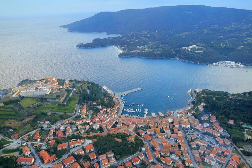 Un'altra estate: come splende Porto Azzurro, borgo dall’anima spagnola 