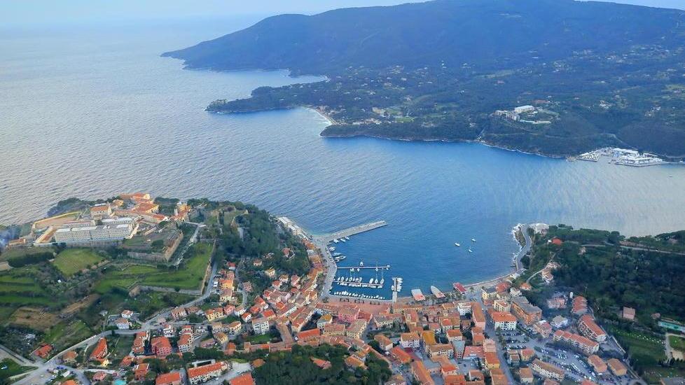 Un'altra estate: come splende Porto Azzurro, borgo dall’anima spagnola