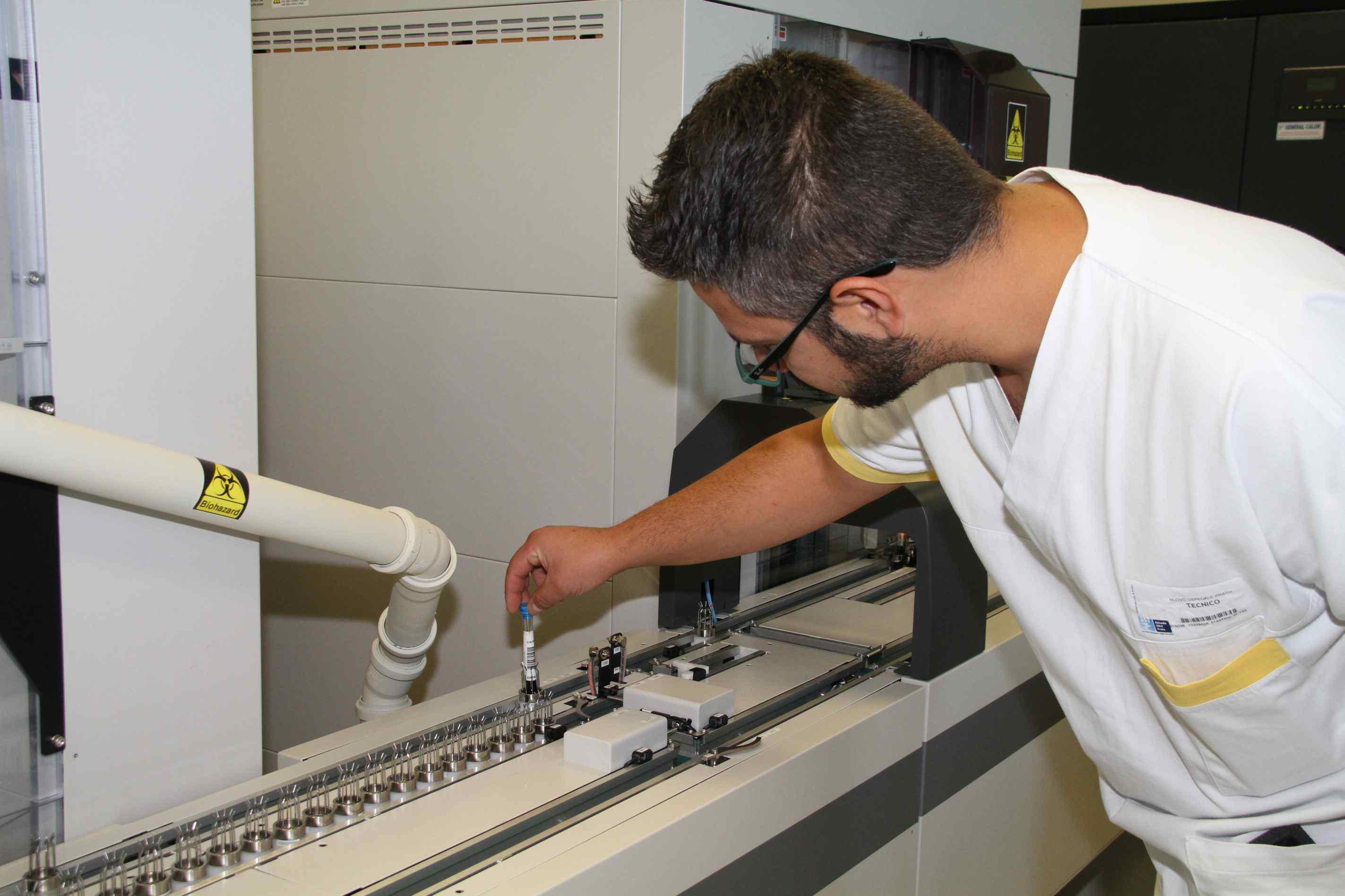 Il laboratorio di analisi dell'ospedale di Prato