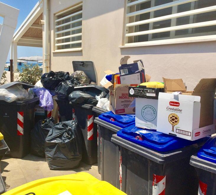 Marina di Cecina, la protesta degli operatori: «Siamo invasi dalla spazzatura, l’umido va ritirato ogni giorno» 