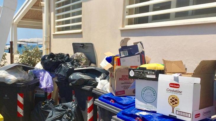 Marina di Cecina, la protesta degli operatori: «Siamo invasi dalla spazzatura, l’umido va ritirato ogni giorno»