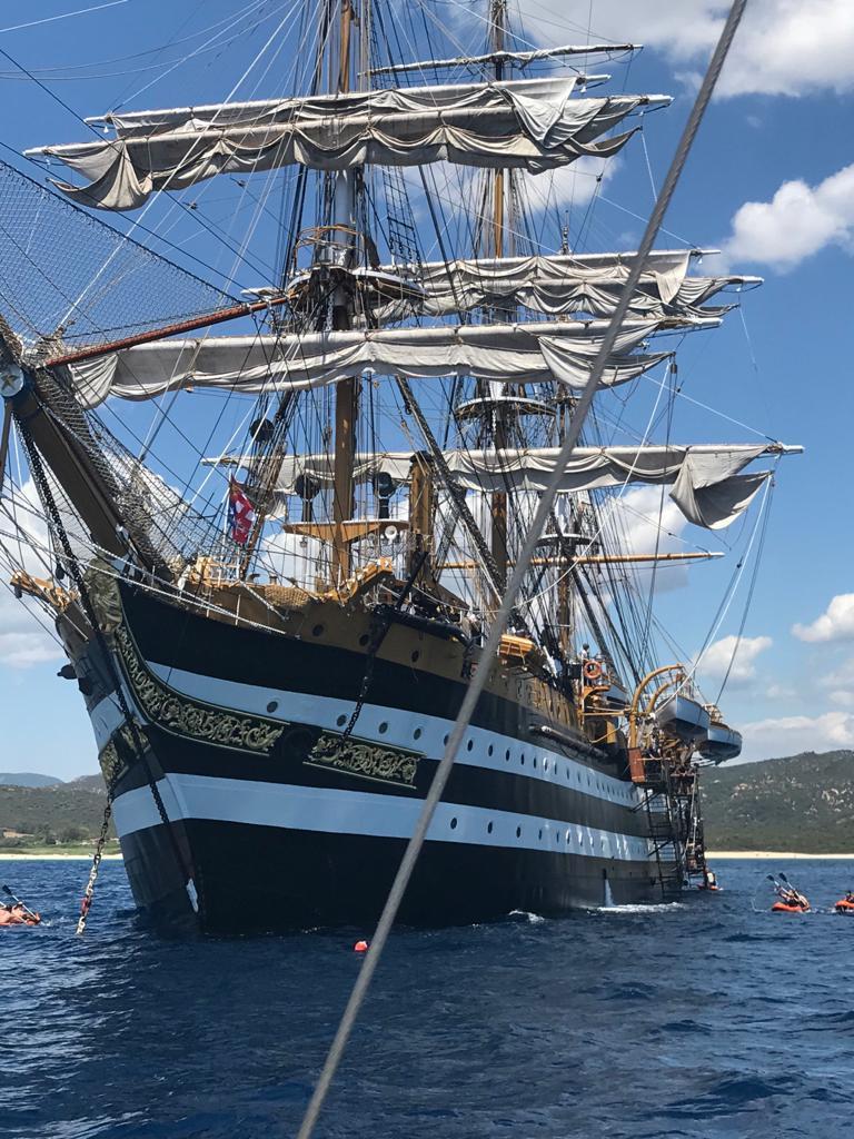 Nel mare di Muravera la maestosa Amerigo Vespucci
