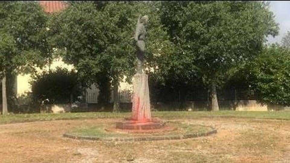 La statua di Benigni imbrattata a Castiglion Fiorentino