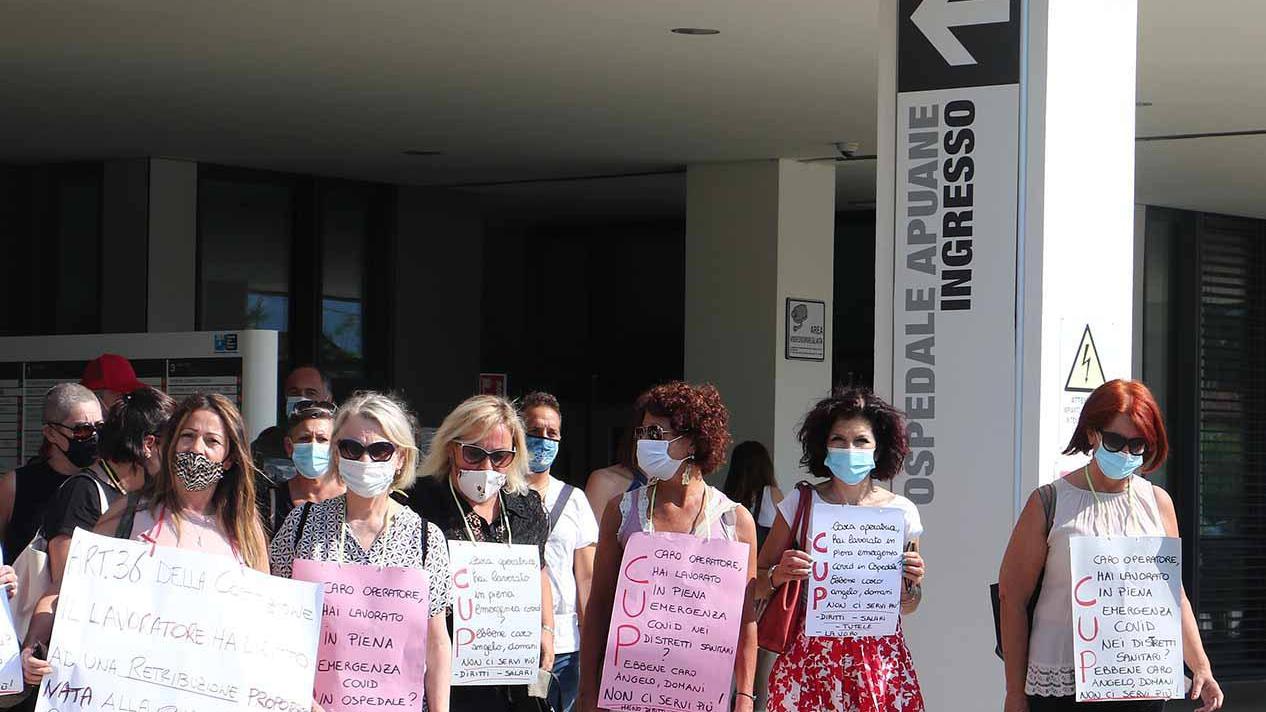 Una recente protesta dei lavoratori del Cup davanti al Noa di Massa