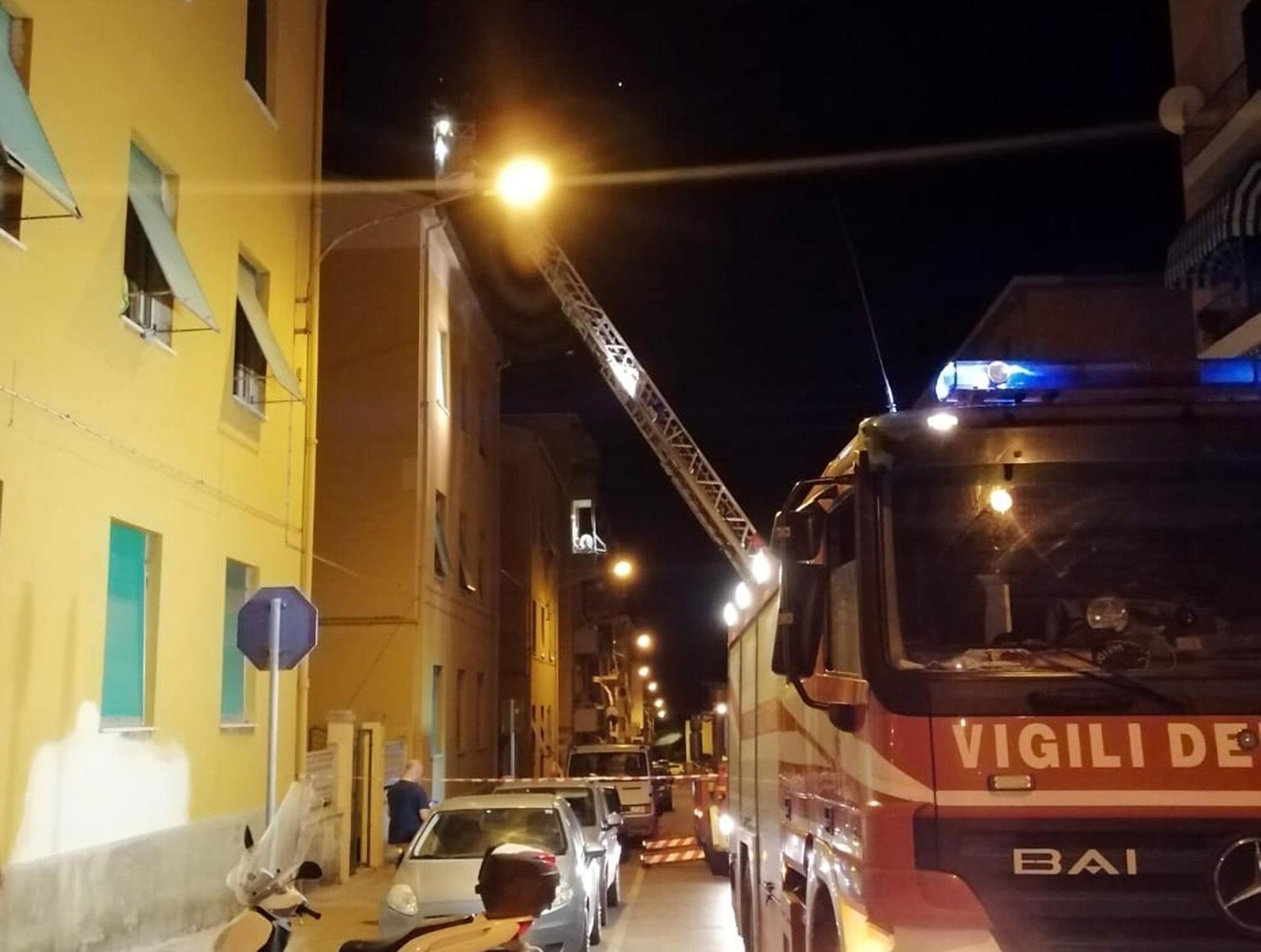 Crolla il tetto di una palazzina, tutti illesi: sei famiglie evacuate 