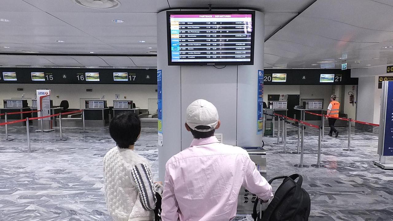 Obbligo di quarantena per chi arriva dai paesi extra Schengen, via ai controlli negli aeroporti di Pisa e Firenze