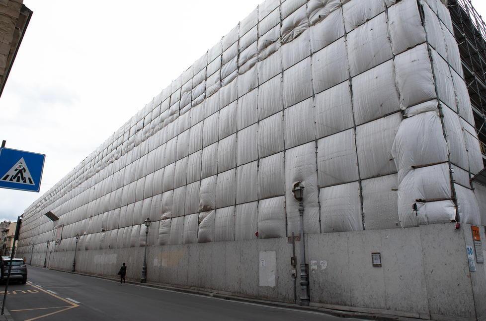 Ex Manifattura, intrusi e incuria nel cantiere abbandonato: il Comune ora pensa alla denuncia penale 