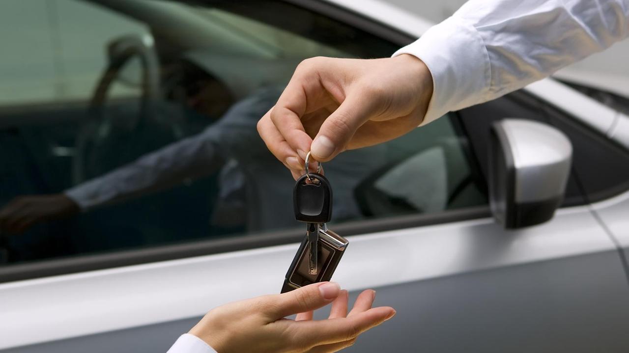 Noleggio auto, prezzi triplicati: turisti in fuga