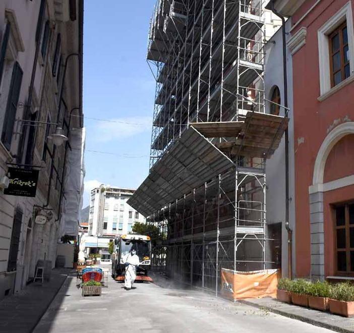 Lorenzetti vede i commercianti Idea teli per abbellire i ponteggi
