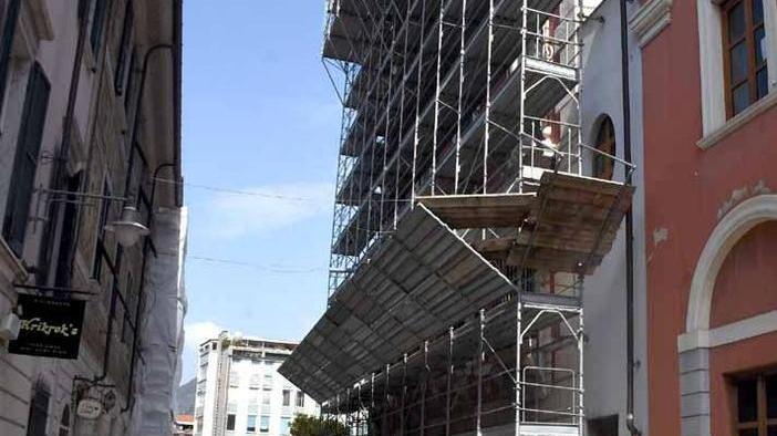 Lorenzetti vede i commercianti Idea teli per abbellire i ponteggi
