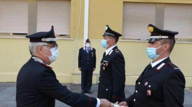 Il generale Masciulli in visita al comando premia i carabinieri