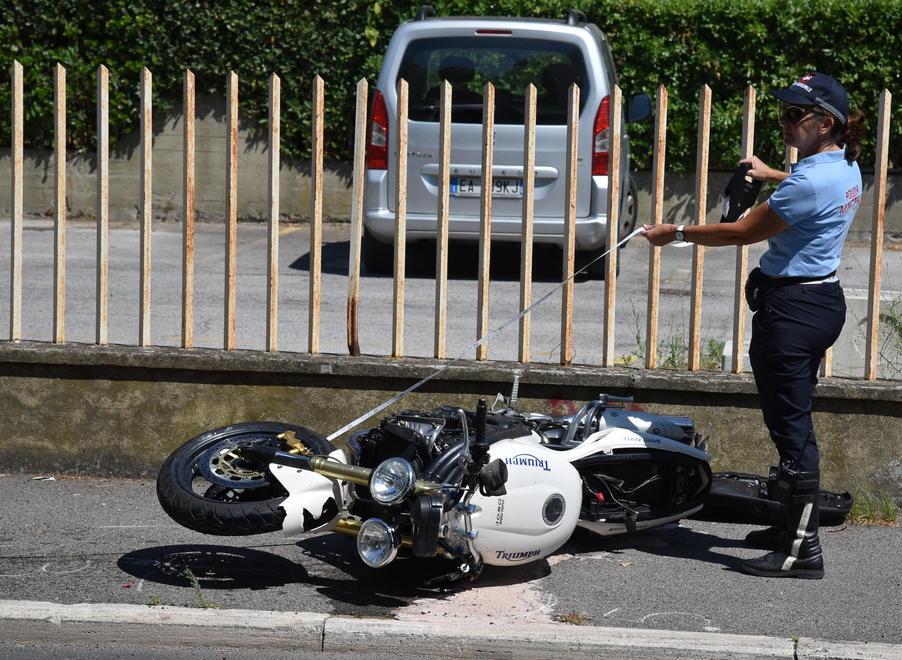 Auto contro moto, sbalzato a terra e portato in ospedale