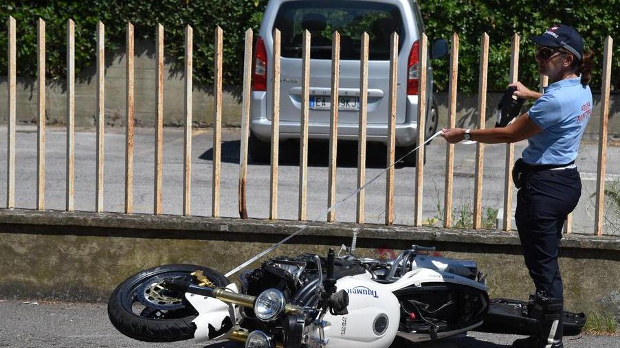 Auto contro moto, sbalzato a terra e portato in ospedale
