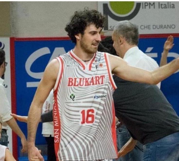 Etrusca, resta in biancorosso l’ala Edoardo Caversazio 