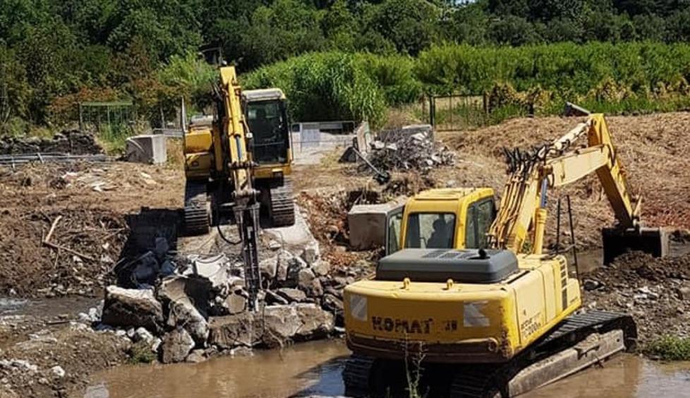 Partita la distruzione del ponte sul Vincio Rinascerà più sicuro