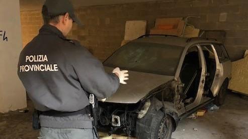 La Polizia provinciale trova decine di auto abbandonate