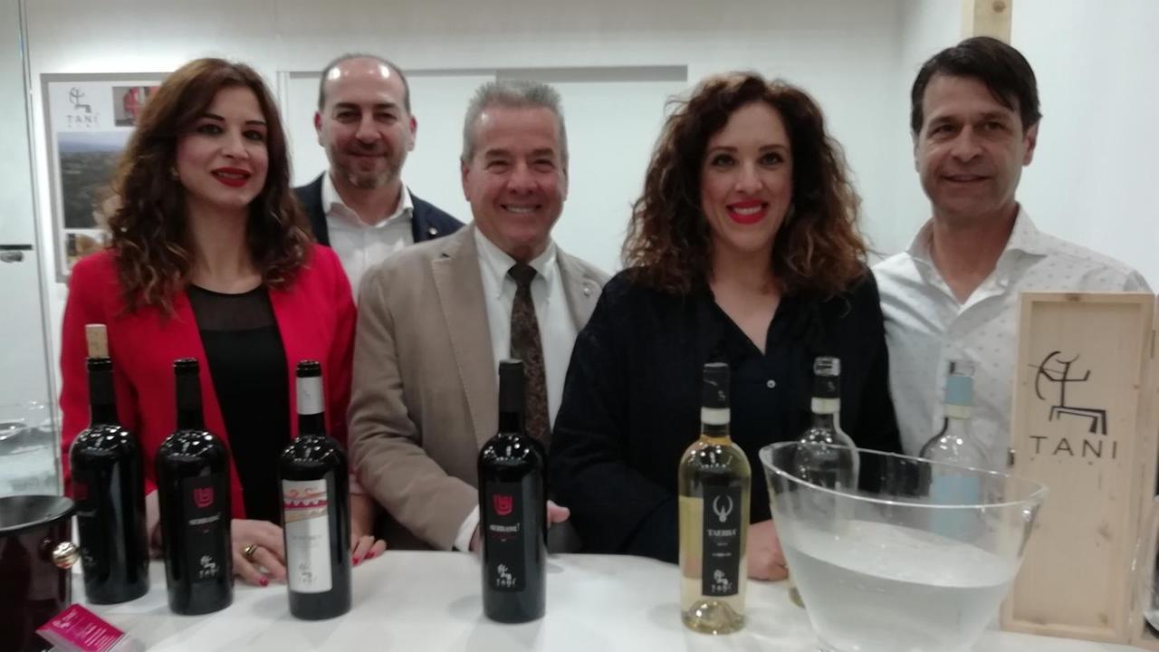 Cantina Tani, la foto è sbagliata ma il nuovo rosè è un successo
