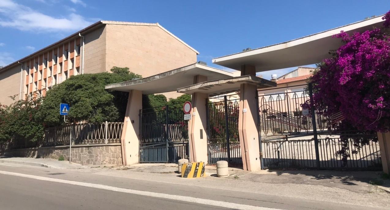 Alghero, morì cadendo nel centro anziani: sette a giudizio 