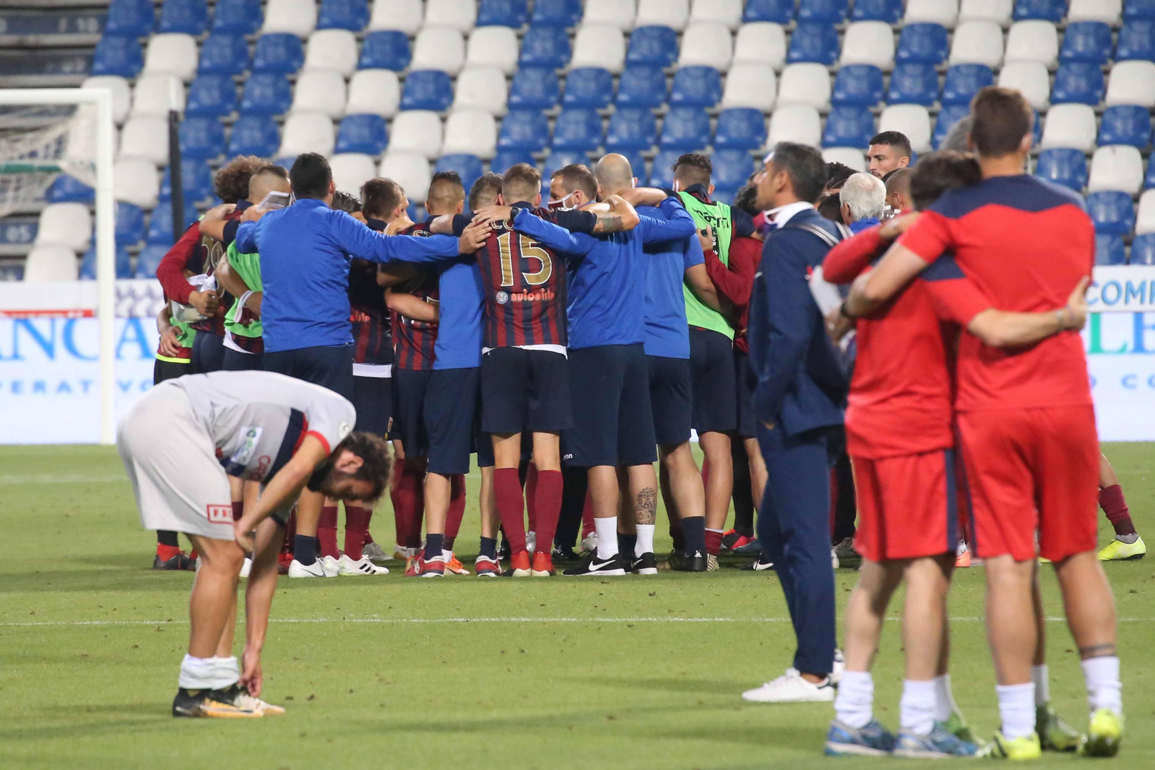 Il gruppo festeggia a centrocampo il passaggio del turno dopo lo 0-0 contro il Potenza