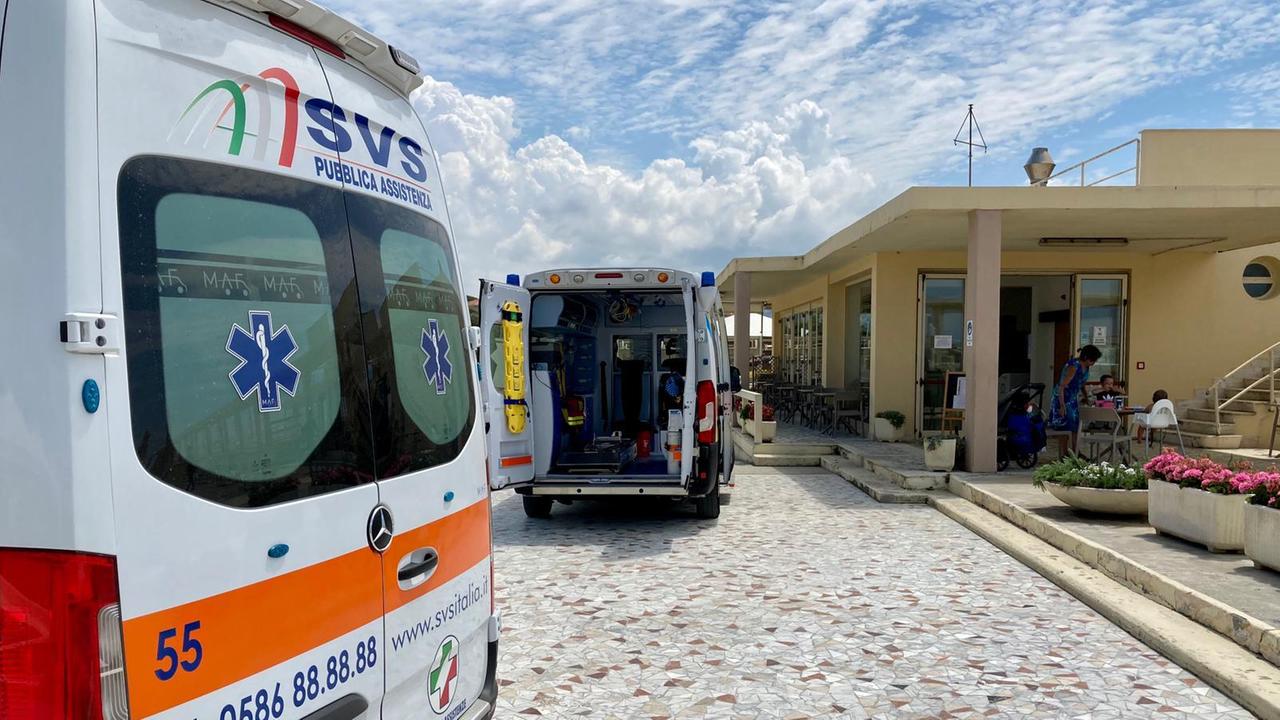 Le ambulanze ai Bagni Fiume (foto Marzi)