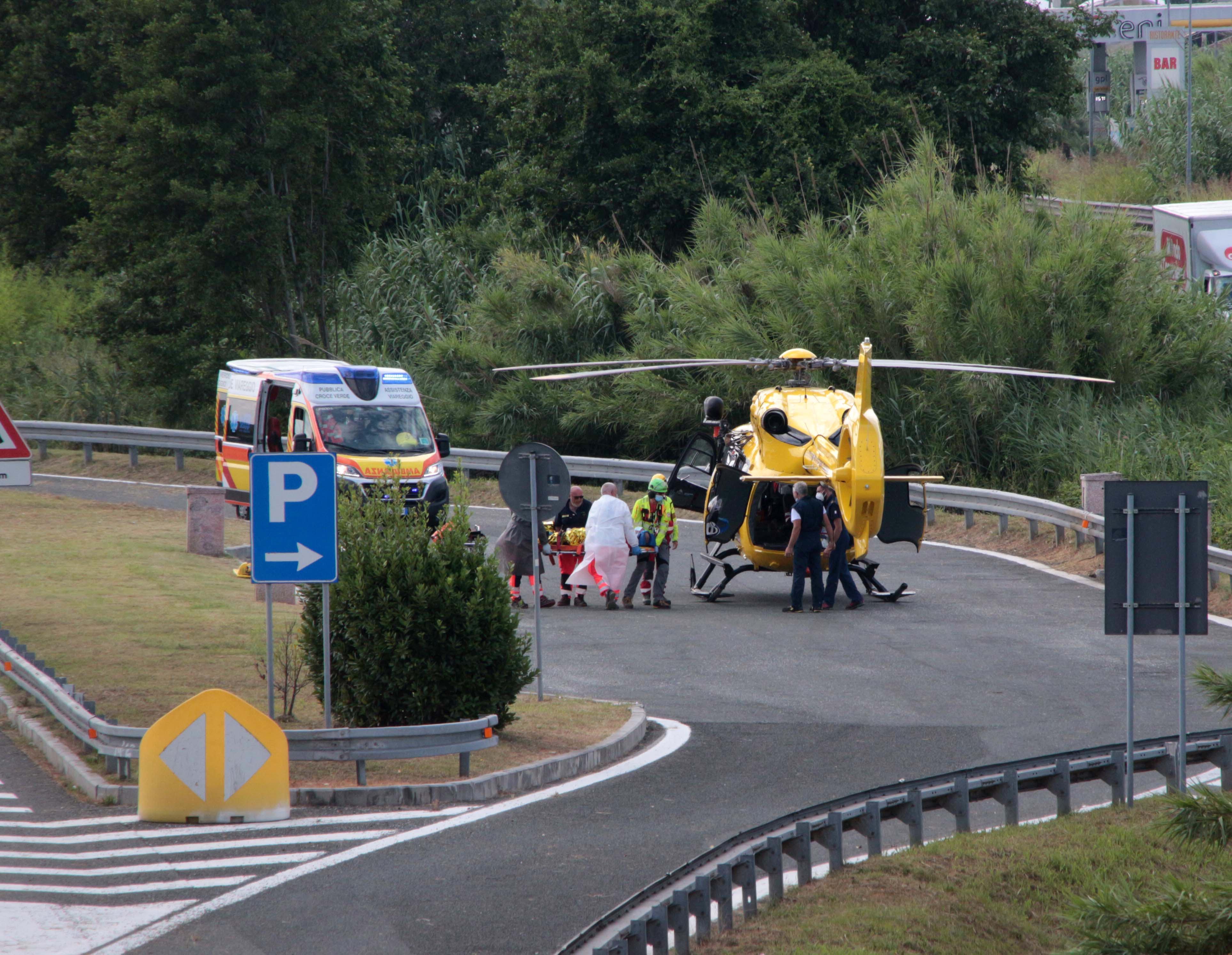 I paramedici caricano l'uomo ferito sul Pegaso (Foto Ciurca)