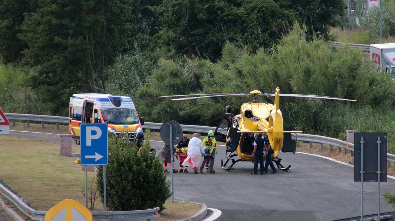 I paramedici caricano l'uomo ferito sul Pegaso (Foto Ciurca)