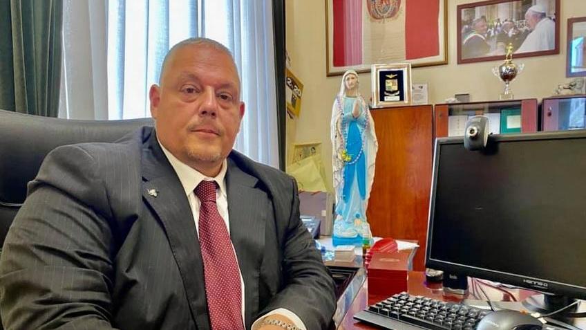 Il sindaco Vivarelli Colonna con la statua della Madonna