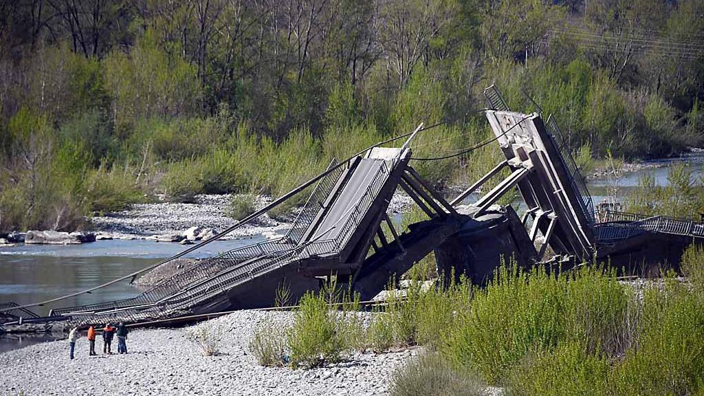 Il ponte di Albiano Magra crollato l'8 aprile 2020