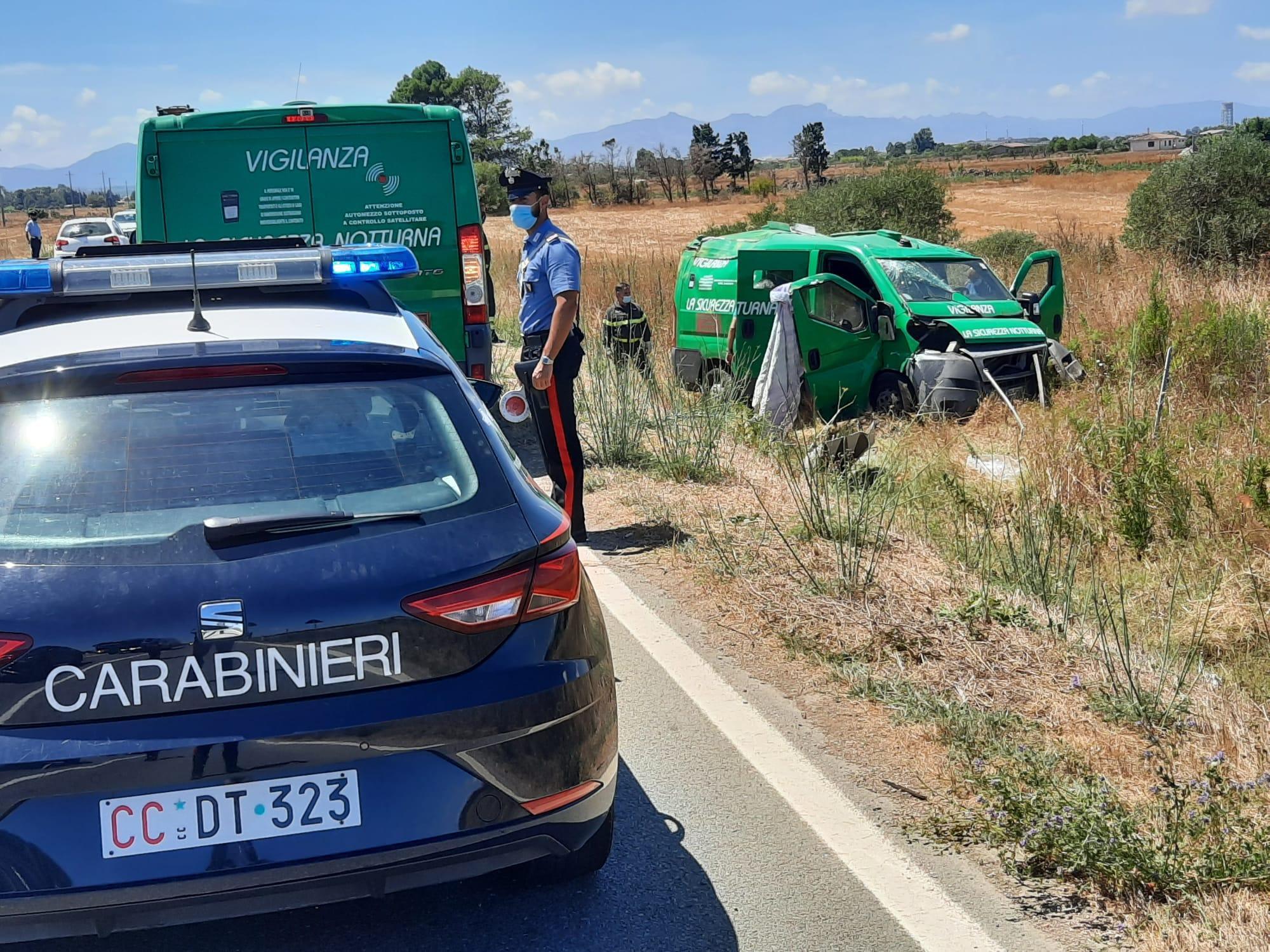 San Gavino, furgone portavalori finisce fuori strada 