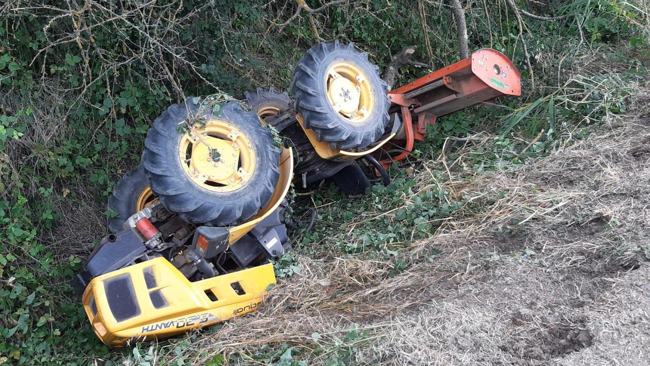 Il trattore finito in un fosso nell'incidente mortale avvenuto a Vicopisano