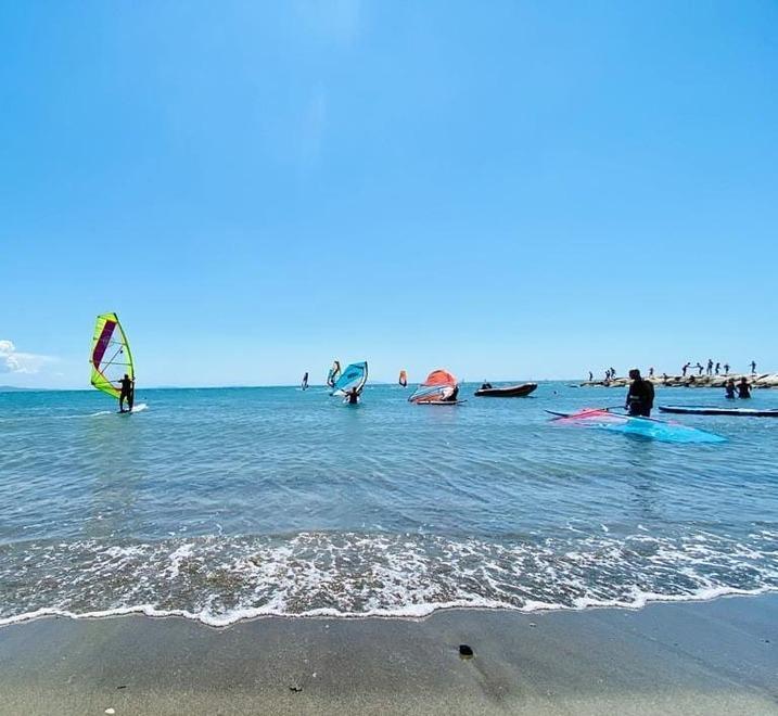 La scuola di windsurf di Cecina cerca un istruttore, un barista e un bagnino 