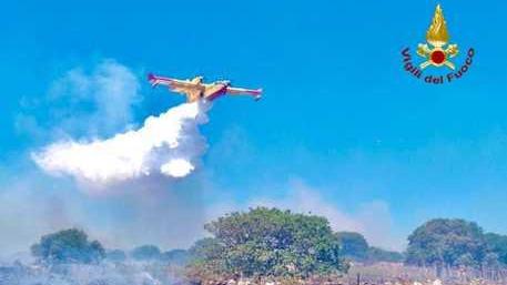 Ventidue incendi nell'isola: impegnati elicotteri e Canadair 