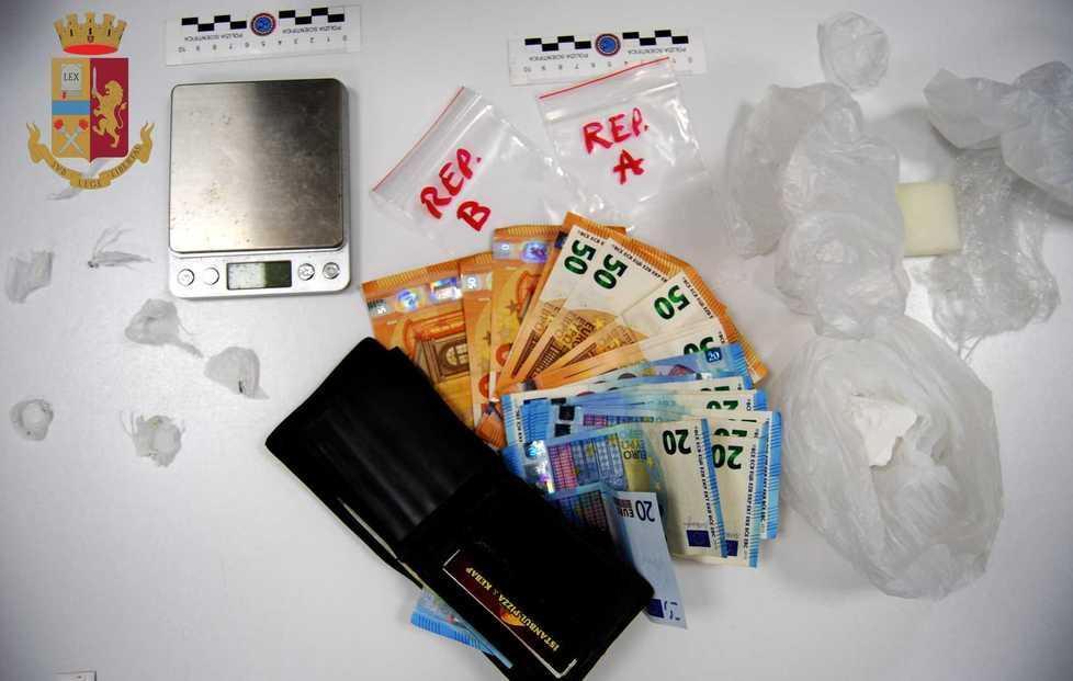 Droga e 800 euro in contanti nascosti in casa: arrestato 