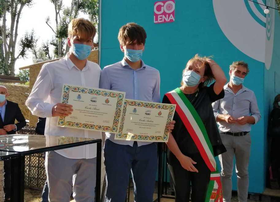 da sinistra Alessio e Andrea Cecchi, con in mano i rispettivi diplomi di maturità, insieme alla vice sindaca di Bientina, Barbara Frosini