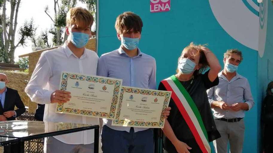 da sinistra Alessio e Andrea Cecchi, con in mano i rispettivi diplomi di maturità, insieme alla vice sindaca di Bientina, Barbara Frosini